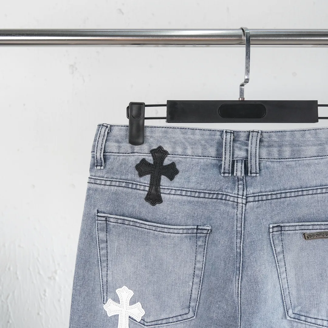 P290 (top version) Chrome hearts new city-limited flame blue jeans Chrome hearts city-limited jeans Hardware customization Original development vintage levis American-made 501 black and gray base version Levi's American-made 501 base version Imported sheepskin 925 silver remake [Top heavy industry fashion design] Consistently high-street luxury style. Speaking of this style, the Zangyin family and GU family are definitely the leading representative brands. Especially the Zangyin family has really achieved a state-of-the-art effect in creating high-street style. The unique washed material is used to create this style. The color system is already quite eye-catching. After it is decorated with patchwork cross flowers, it cleverly highlights the charm of the brand. Secondly, this style uses classic The high-waist cutting design highlights the long legs and fashionable temperament of the upper body. The brand is highly recognizable and the slim fit configuration is more suitable for daily wear. It is a product that interprets personality, fashion, and specifications at a glance. This single product is enough to make any fan excited. It can be a white T-shirt for a youthful college style, or a tight suspender for a royal style. It has strong matching ability and can be easily controlled by men.  [Materials and craftsmanship] Needless to say, this point goes without saying. As an excellent craftsman brand, Zangyin’s requirements for details and craftsmanship are really perfect. The washed color of this model has gone through so many processes, not to mention the embellishment of denim appliques. It is also purely hand-made and sewn. Just like what they believe in, only hand-made things have soul and have the meaning of wear. A top-notch heavy-duty fashionable denim item, I look forward to your perfect interpretation! !  Color: Blue Size: S M L XL